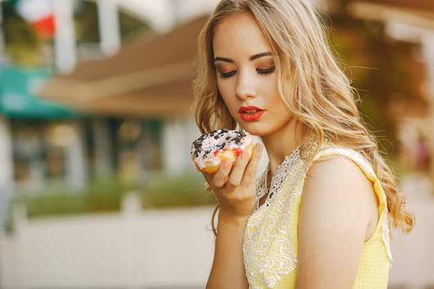 ragazza con ciambella