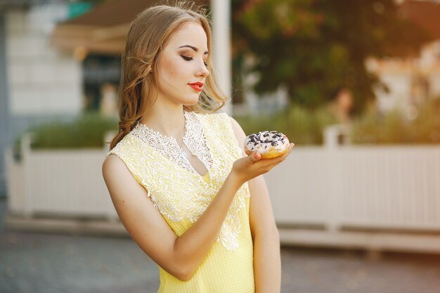 ragazza con ciambella