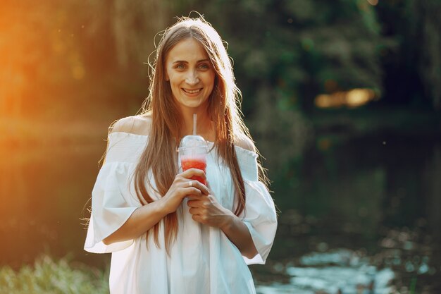 ragazza con cocktail