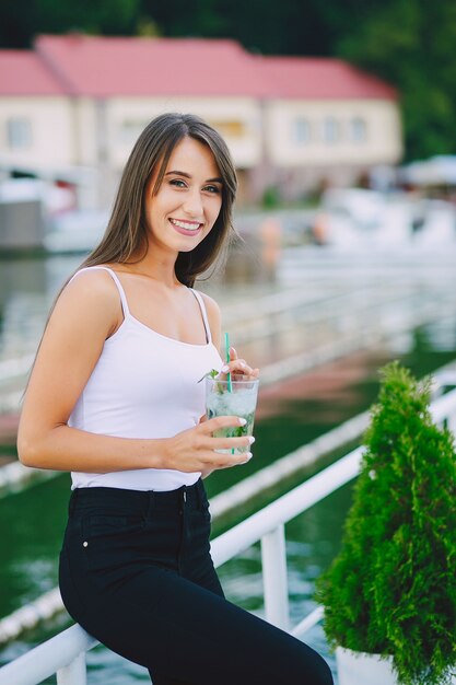 ragazza con cocktail