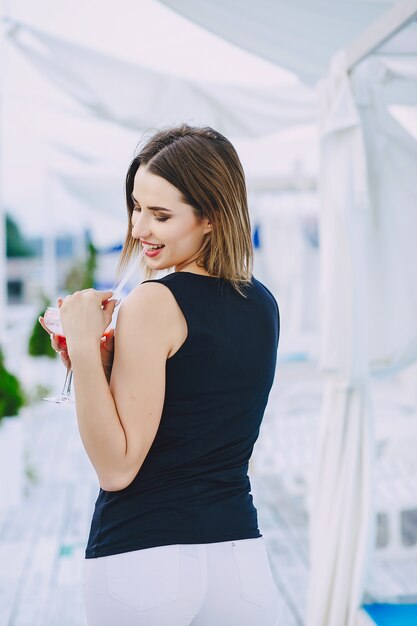 ragazza con cocktail