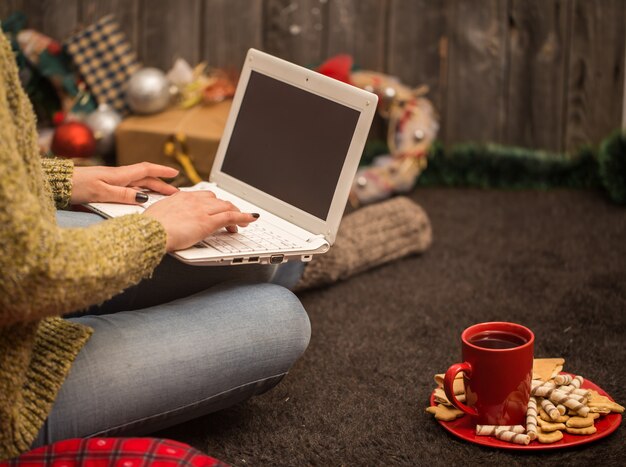 ragazza con computer Decorazioni natalizie