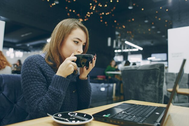 Ragazza con computer