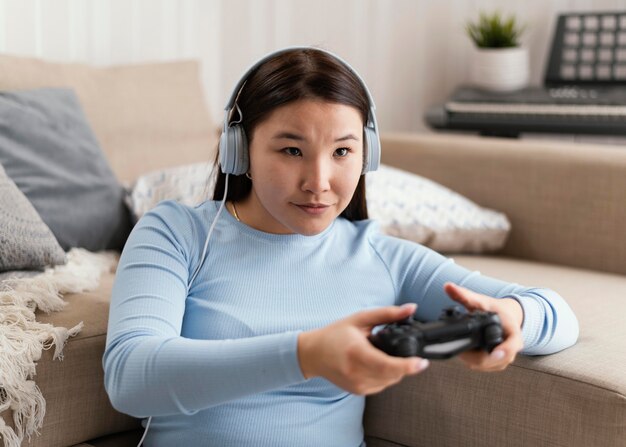 Ragazza con cuffie e controller