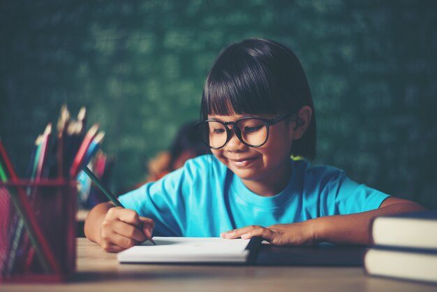 ragazza con disegno a pastello a lezione in classe