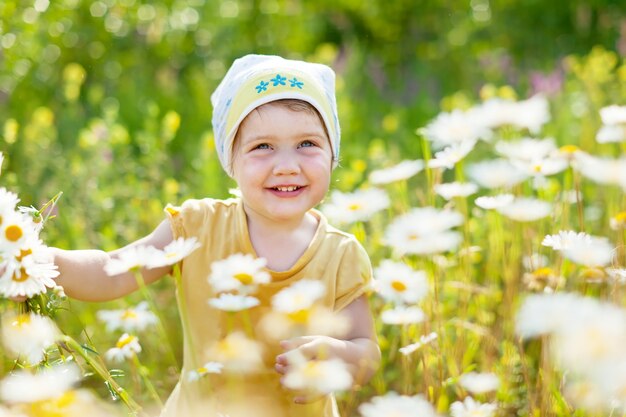 Ragazza con fiori di camomilla