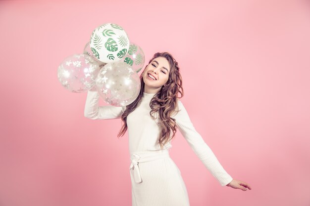 Ragazza con gli aerostati su una parete colorata