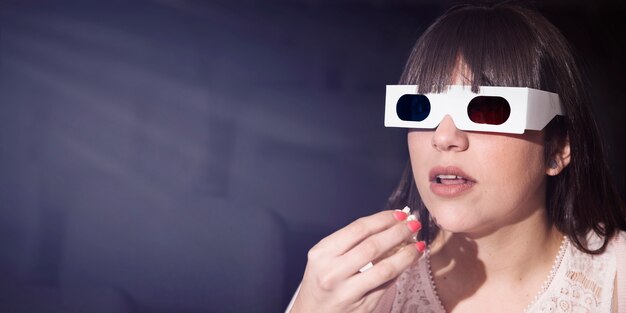 Ragazza con gli occhiali 3d nel cinema