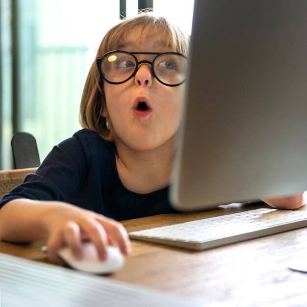 Ragazza con gli occhiali scioccata dall'uso del computer