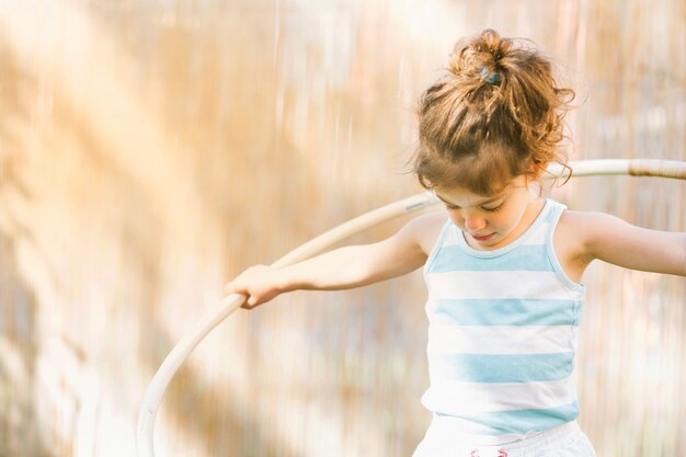 Ragazza con hula hoop