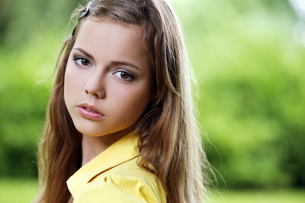 Ragazza con i capelli lunghi e un bel viso