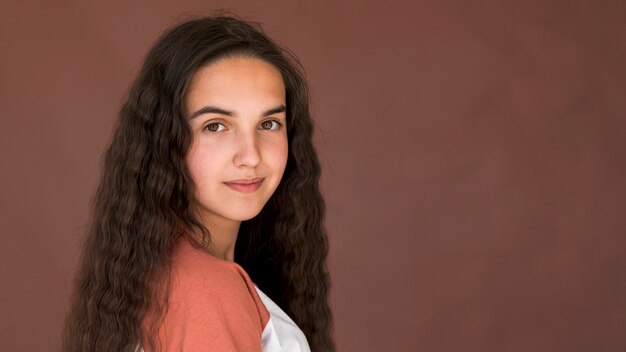 Ragazza con i capelli lunghi, guardando la telecamera