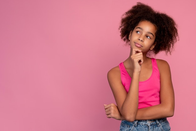 Ragazza con i capelli ricci che sembra premurosa