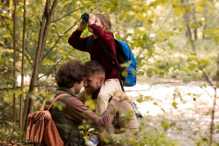 Foto gratuito ragazza con i suoi papà che si gode il viaggio di famiglia