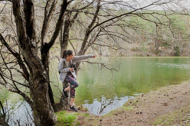 Ragazza con il binocolo che punta a qualcosa