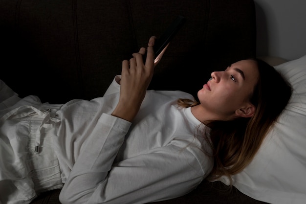 Ragazza con il cellulare di notte