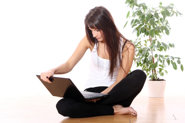 Ragazza con il computer portatile a casa