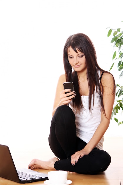 Ragazza con il computer portatile a casa