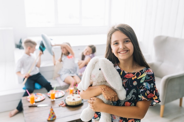 Ragazza con il giocattolo durante la festa di compleanno