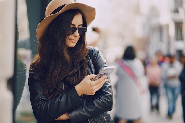 ragazza con il telefono a istanbul