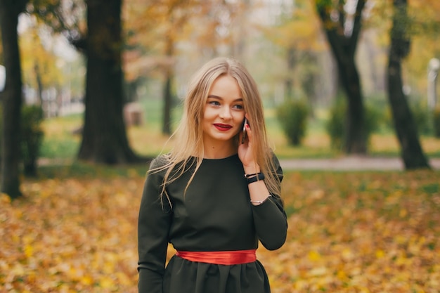 ragazza con il telefono