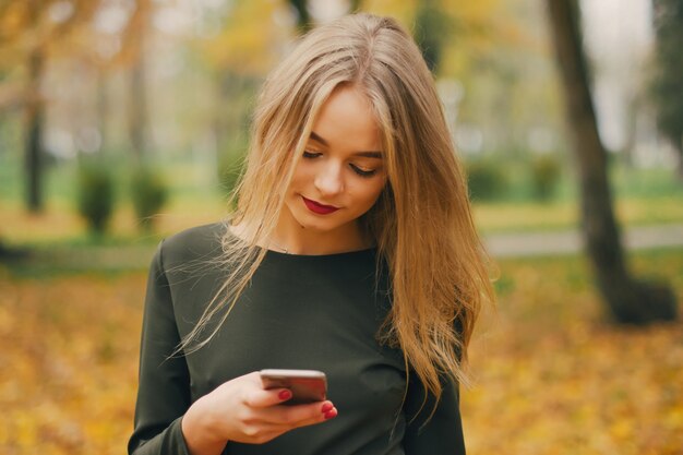 ragazza con il telefono