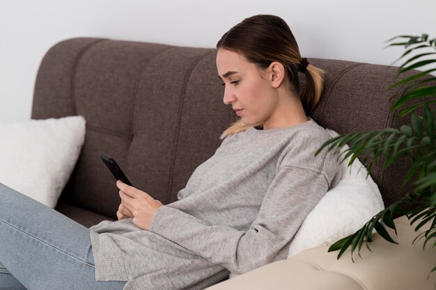 Ragazza con il telefono