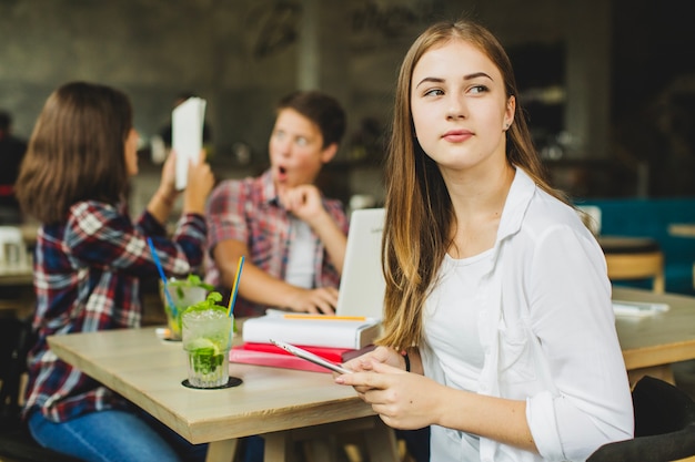 Ragazza con il touchpad nel caffè