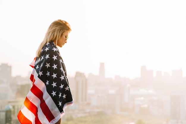 Ragazza con la bandiera americana