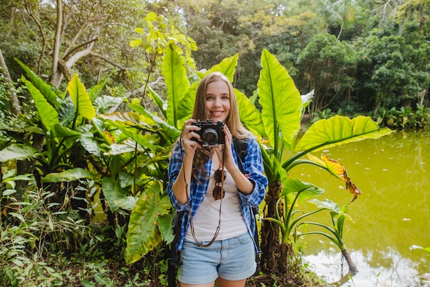Ragazza con la macchina fotografica in giungla