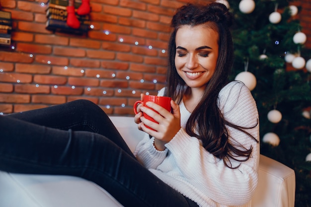 ragazza con la tazza