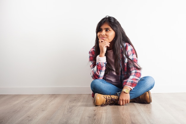 Ragazza con la testa appoggiata su un pugno