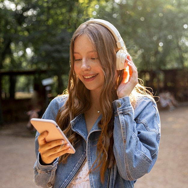 Ragazza con le cuffie che ascolta il ritratto di musica