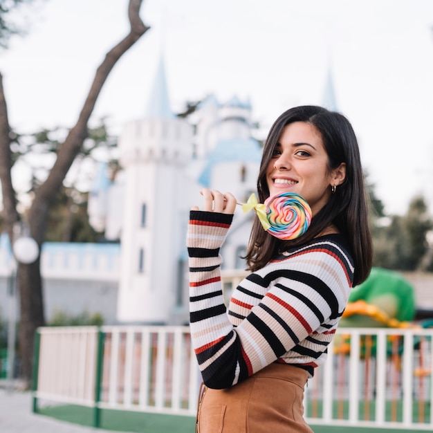 Ragazza con lecca-lecca colorati