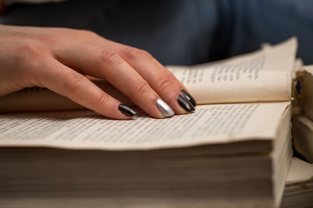 ragazza con libri