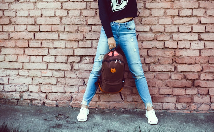 Foto gratuito ragazza con lo zaino