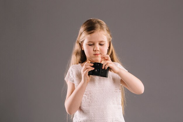 Ragazza con macchina fotografica