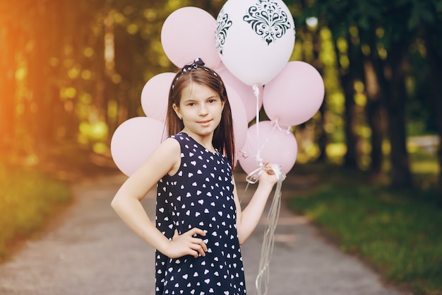 Ragazza con palloncini