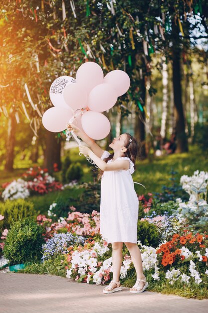 Ragazza con palloncini