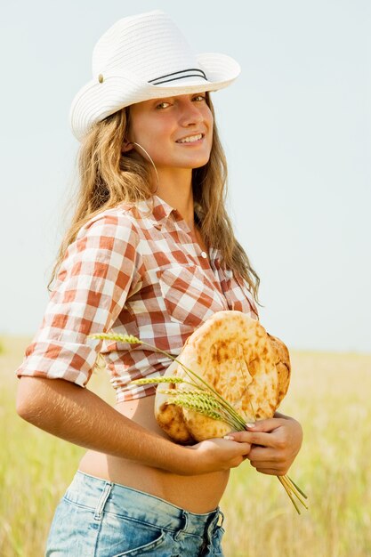 Ragazza con pane