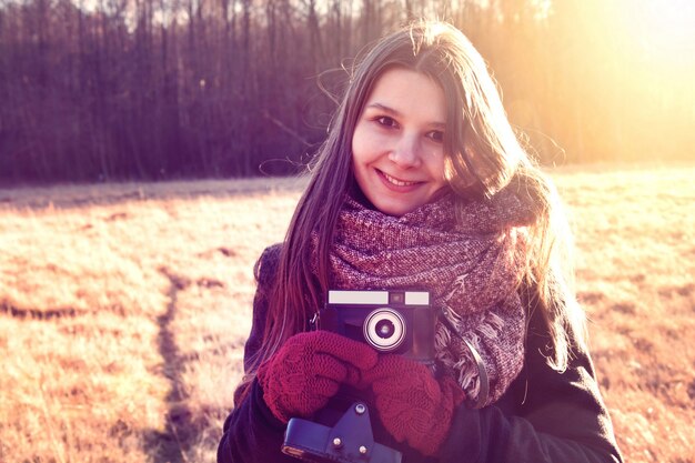 Ragazza con retro macchina fotografica d&#39;epoca.