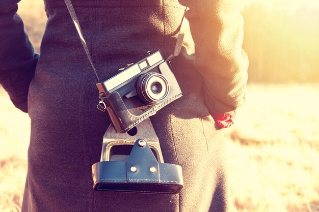 Ragazza con retro macchina fotografica d&#39;epoca.