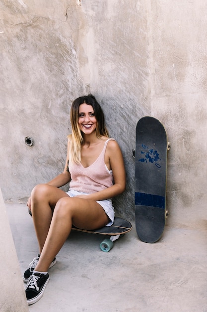 Ragazza con skateboard accanto a lei