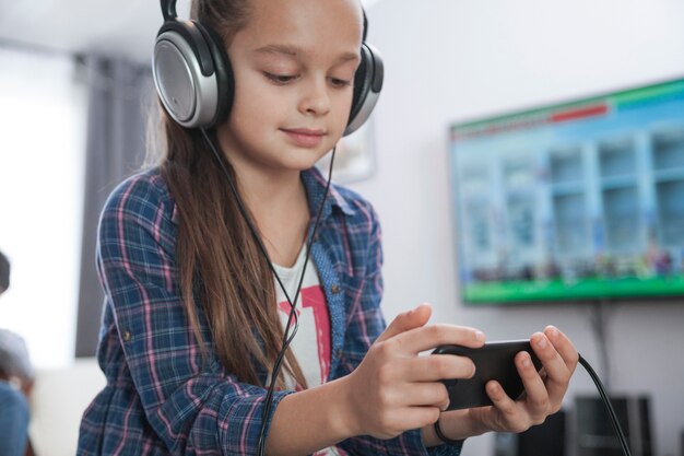 Ragazza con smartphone ascoltando musica