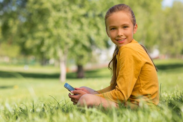 Ragazza con smartphone colpo medio