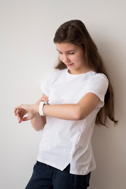 Ragazza con smartwatch