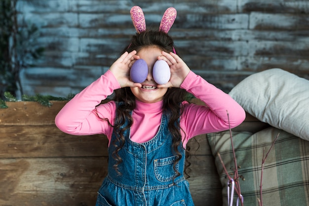 Ragazza con sorridente delle uova di Pasqua