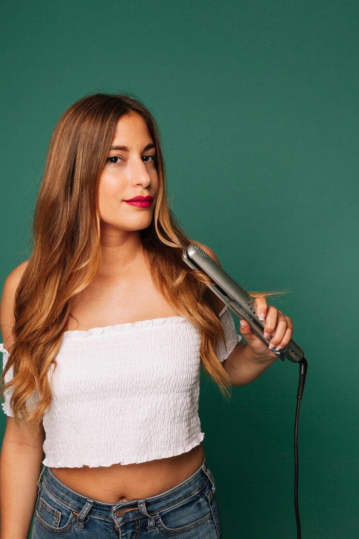 Foto gratuito ragazza con stile moderno di capelli