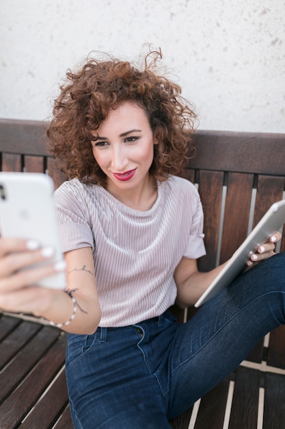 Ragazza con tablet e smartphone