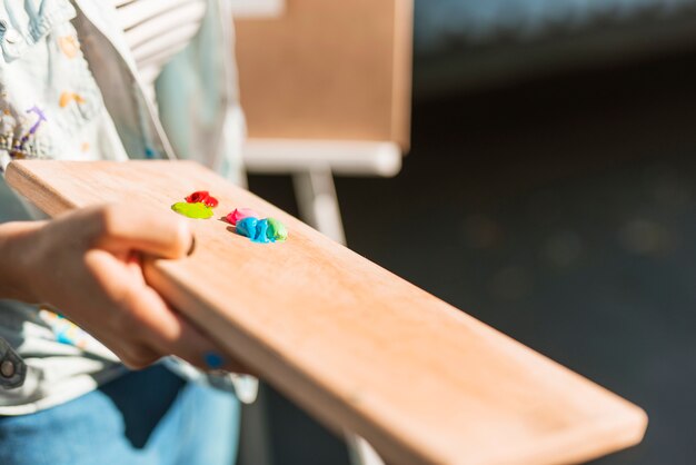 Ragazza con tavolozza di colori all&#39;aperto